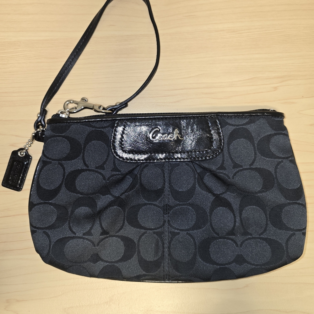 COACH Ashley Signature Black Jacquard Pleated Wristlet EUC